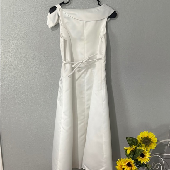 Charming White Kids Formal Dress with Bow Accent - Picture 4 of 16